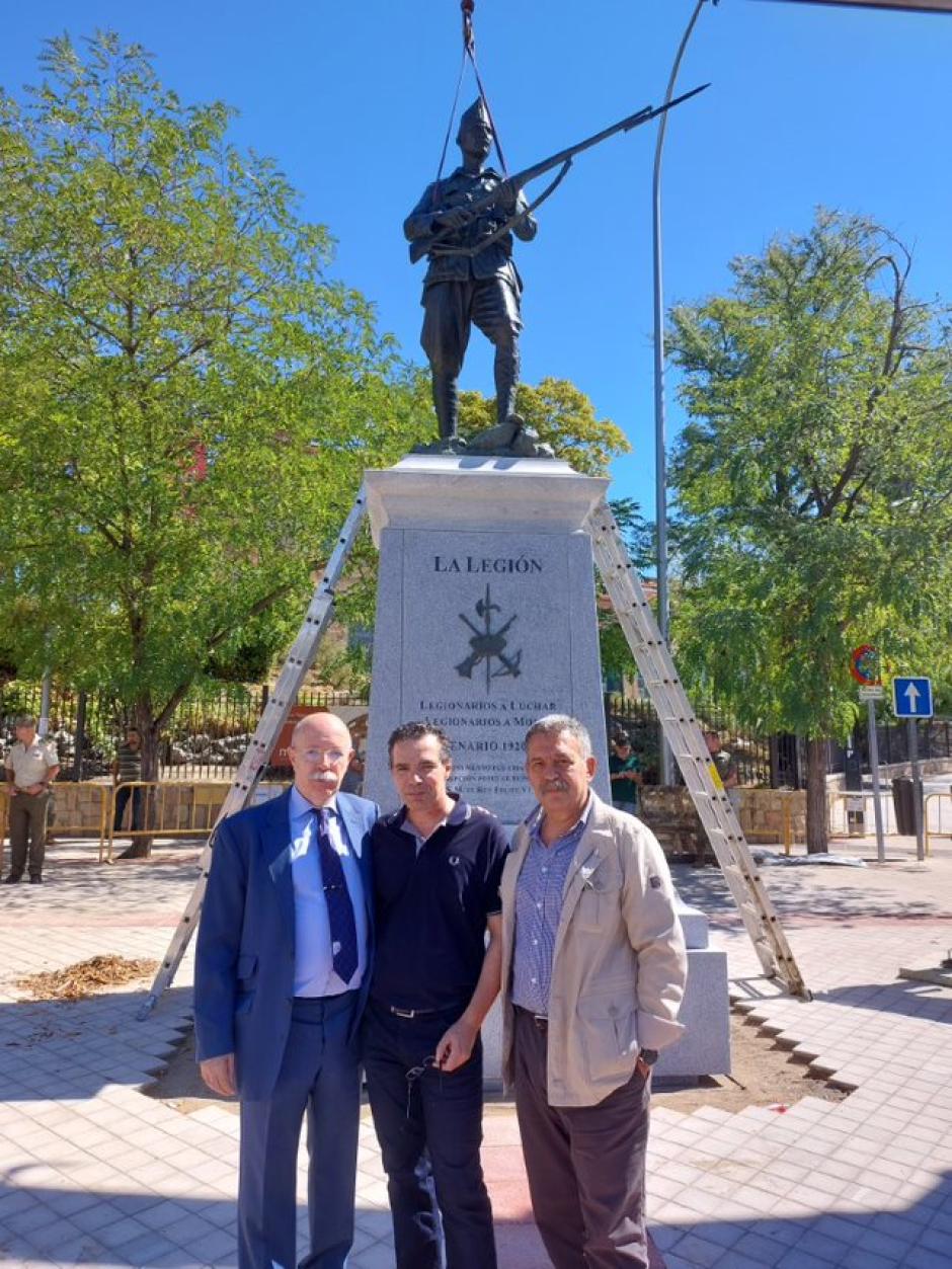En la foto, de izquierda a derecha: Catedrático Dr. Luis Togores, escultor Salvador Amaya y periodista Gustavo Morales