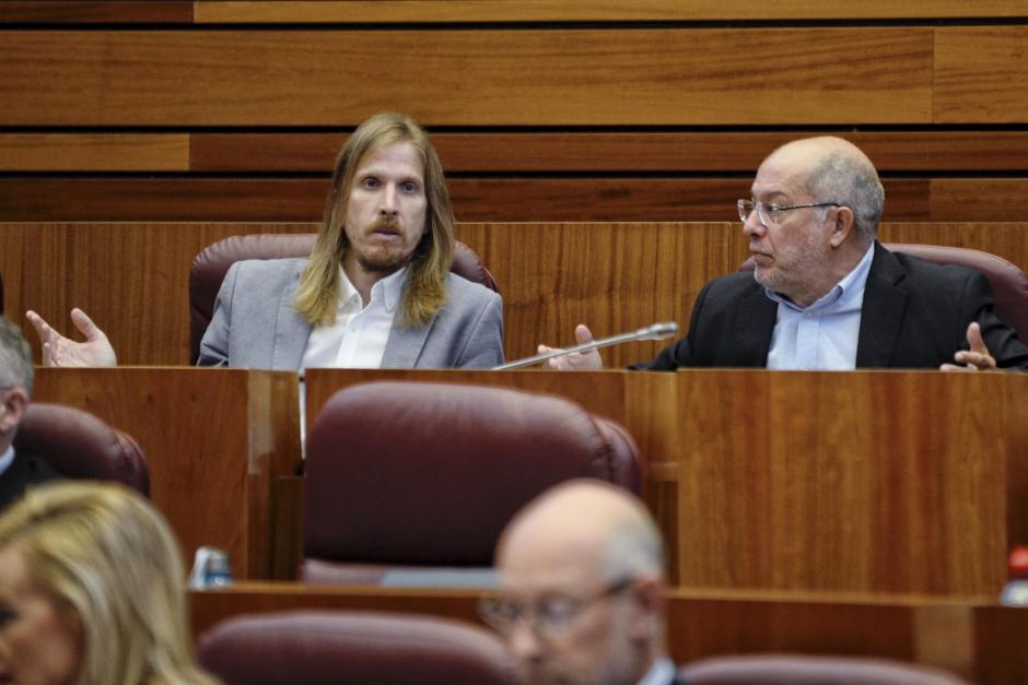 Los procuradores del Grupo Parlamentario Mixto de las Cortes de Castilla y León, Pablo Fernández (i) y Francisco Igea (d), durante la sesión plenaria de este miércoles en Valladolid.