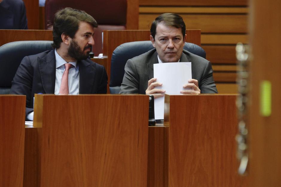 El presidente de la Junta de Castilla y León, Alfonso Fernández Mañueco (d), ha apelado este miércoles a la moderación en el debate político