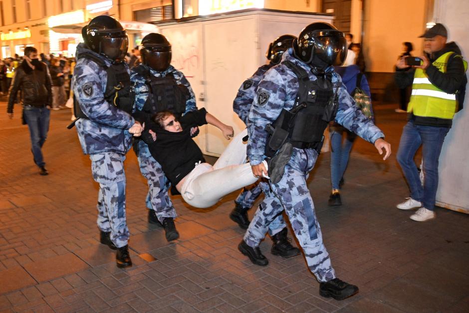 La policía de Rusia detiene a una persona durante la protesta contra la "movilización" anunciada por Putin