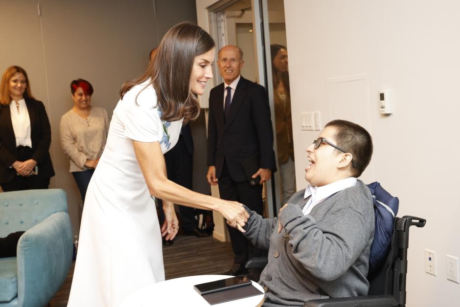Su Majestad la Reina recibe el saludo de uno de los líderes juveniles involucrados en iniciativas de Salud Mental