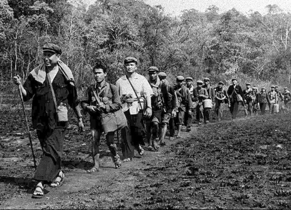 El líder de los Jemeres Rojos, Pol Pot, encabeza una columna de sus hombres