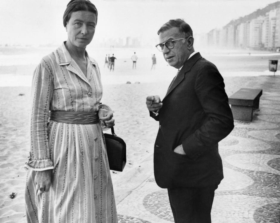 Los escritores y filósofos franceses Simone de Beauvoir y Jean-Paul Sartre dan un paseo por la playa de Copacabana en Río