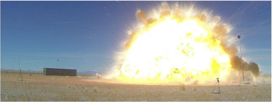 El misil NSM alcanza el objetivo y se produce una enorme explosión