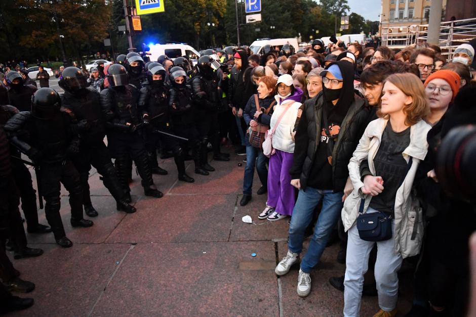 Agentes de policía detienen a manifestantes en San Petersburgo luego de protestar contra el reclutamiento anunciado por Putin