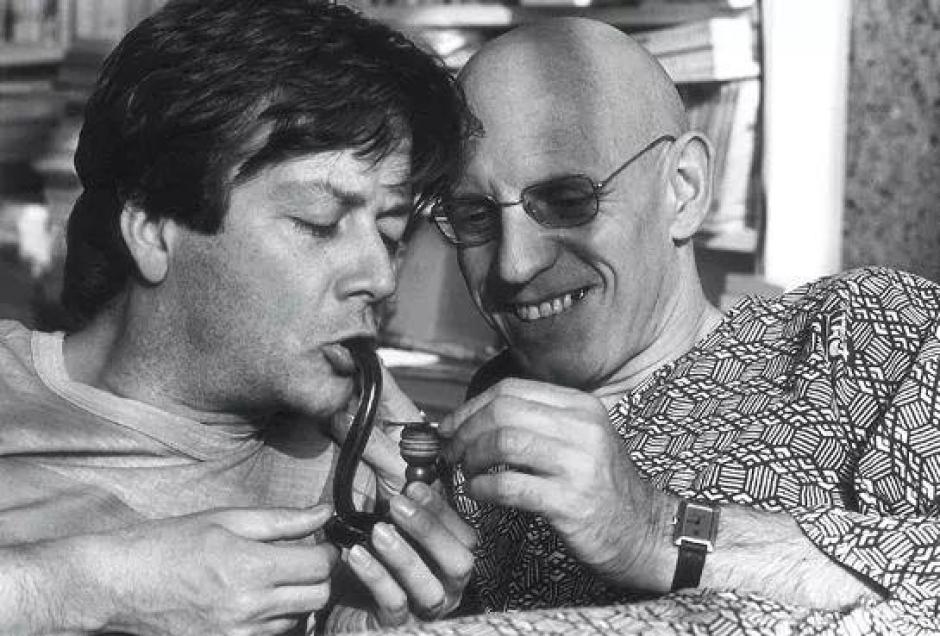 Michel Foucault (d) y Daniel Defert fueron pareja durante más de 25 años. En la imagen comparten juntos una pipa de hachís