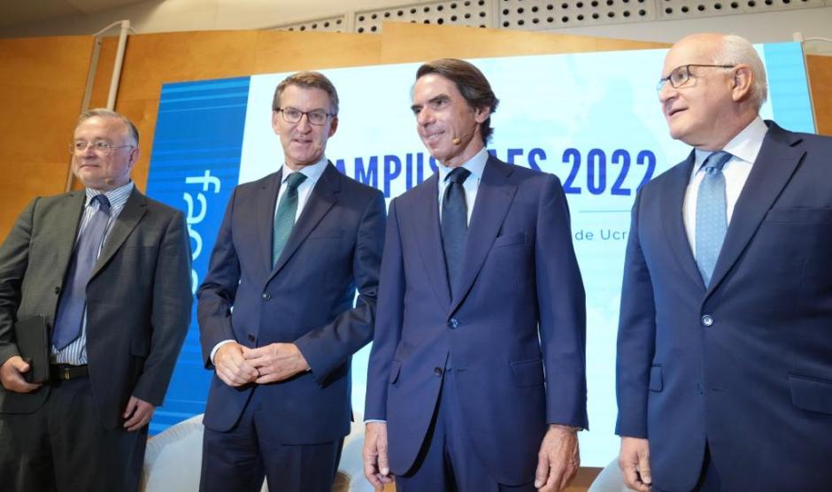 El moderador John Müller con Feijóo, Aznar y el eurodiputado, Javier Zarzalejos