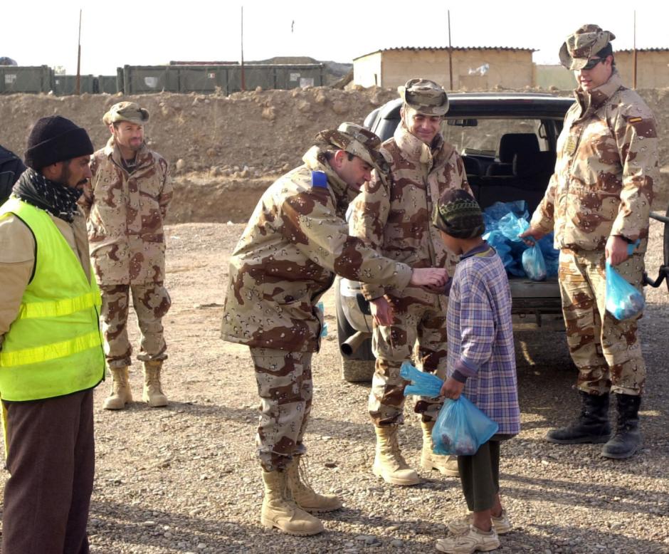 Soldados españoles repartiendo comida en la base de Herat (Afganistán)