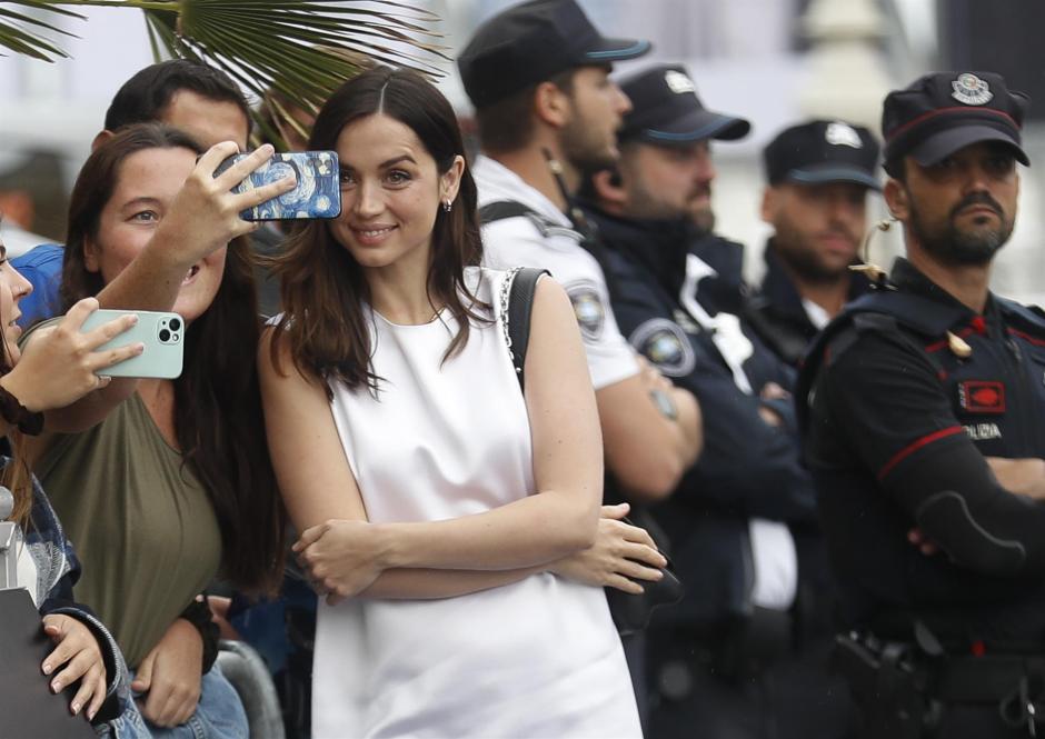 La actriz Ana de Armas, posa a su llegada a la 70 edición del Festival de Cine de San Sebastián