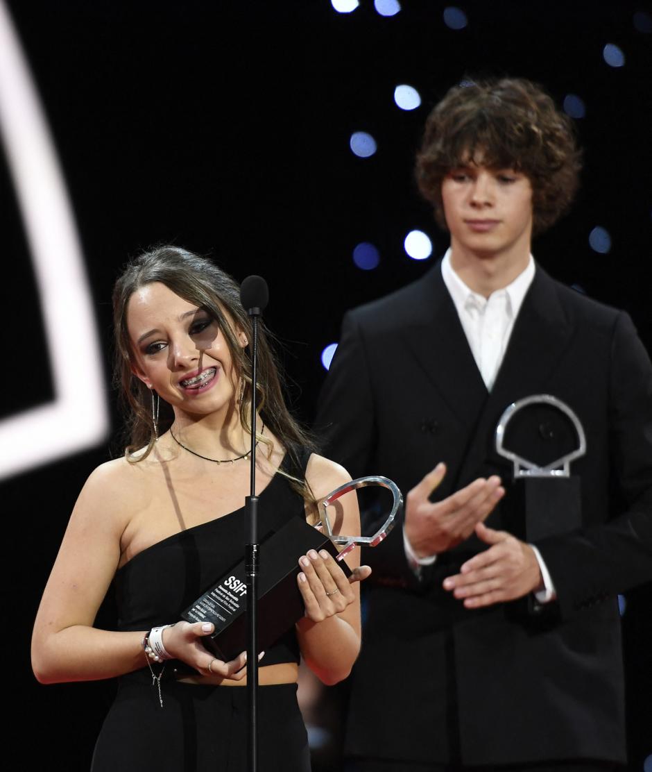 Carla Quilez y Paul Kircher con sus premios a la mejor interpretación por 'La Maternal' y 'Le Lyceen', respectivamente.
