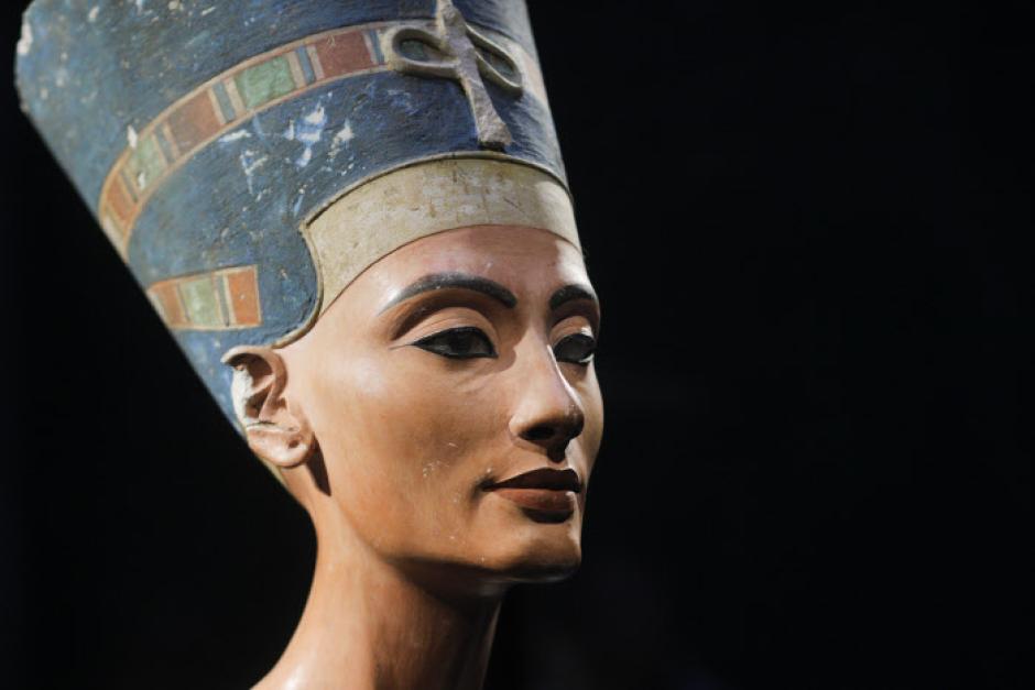 Busto de Nefertiti localizado en el Museo de Neues en Berlín