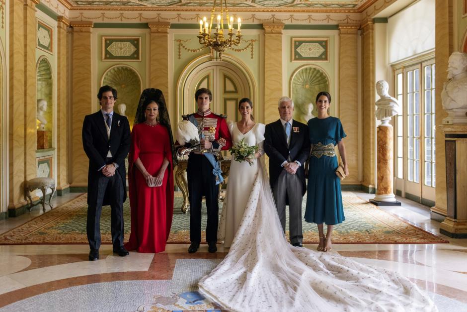 GRAF5611. MADRID, 23/05/2021.- El conde de Osorno Carlos Fitz-James Stuart (3i) y Belén Corsini (3d), acompañados por (i-d) el duque de Huéscar, Matilde Solís, duque de Alba y Sofía Palazuelo, tras su enlace matrimonial, ayer sábado en el palacio de Liria, en Madrid. EFE/CASA DE ALBA/Alejandra Ortiz fotografía /POOL ***CRÉDITO OBLIGATORIO SÓLO USO EDITORIAL/SÓLO USO PERMITIDO PARA ILUSTRAR LA NOTICIA QUE ACOMPAÑA/NO VENTAS/NO ARCHIVO***