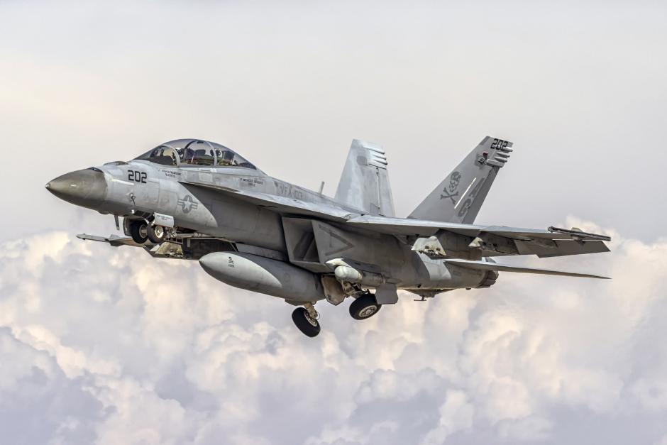 Un F-18 Super Hornet del Strike Fighter Squadron 103 de Estados Unidos surca el cielo de Albacete