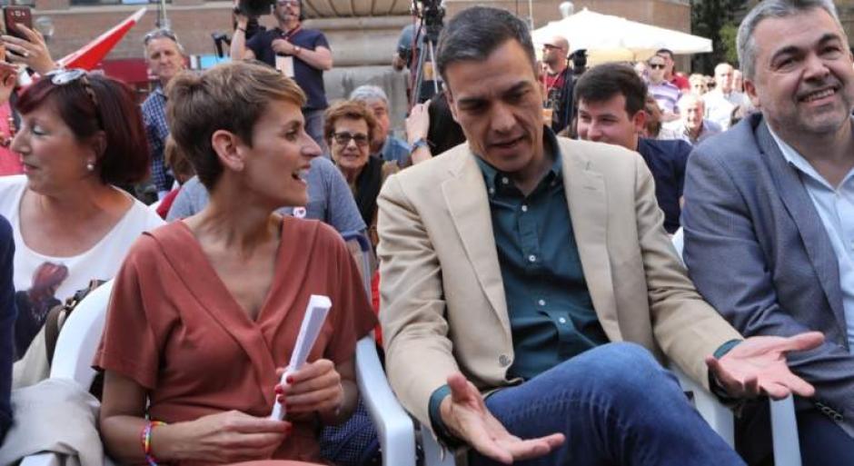 El Presidente del Gobierno de España, Pedro Sanchez, pasea por Pamplona junto a María Chivite,