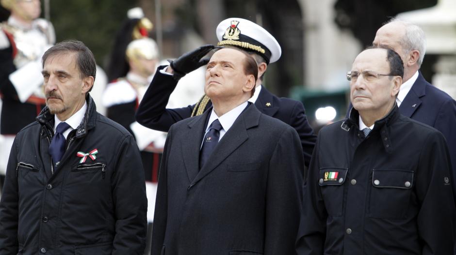 El  ex primer ministro italiano, Silvio Berlusconi (C), flanqueado por el ex ministro de Defensa, Ignazio La Russa (Iz) y el presidente del Senado, Renato Schifani