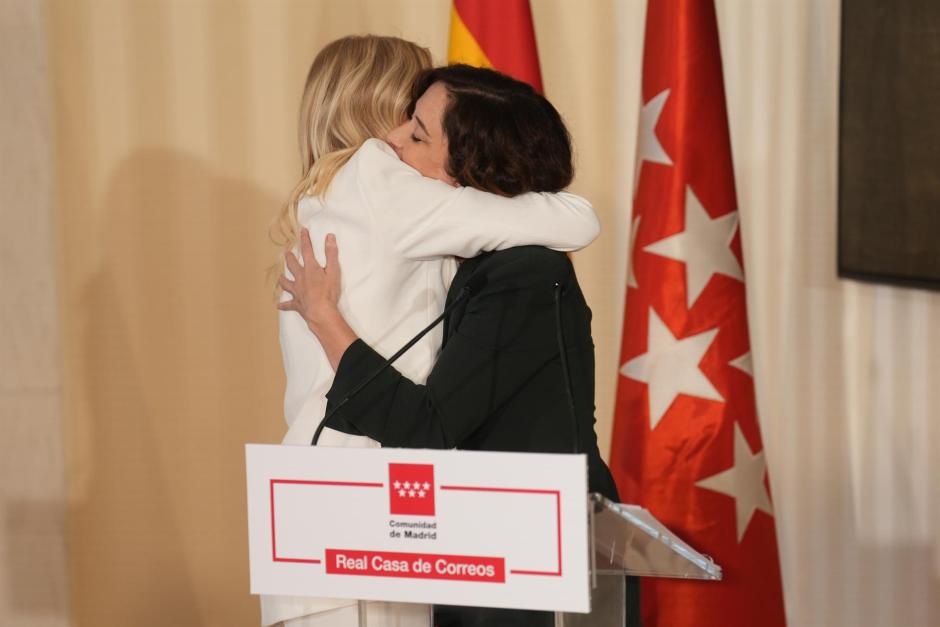 La presidenta de la Comunidad de Madrid, Isabel Díaz Ayuso (d), abraza a la expresidenta regional Cristina Cifuentes durante la presentación del retrato de Cifuents este jueves en la Real Casa de Correos, sede del Gobierno regional.