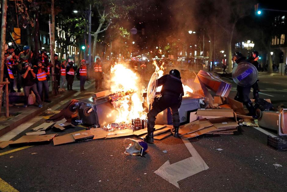 Mossos d'esquadra tratan de controlar una barricada de fuego durante los incidentes de 2019 en Barcelona