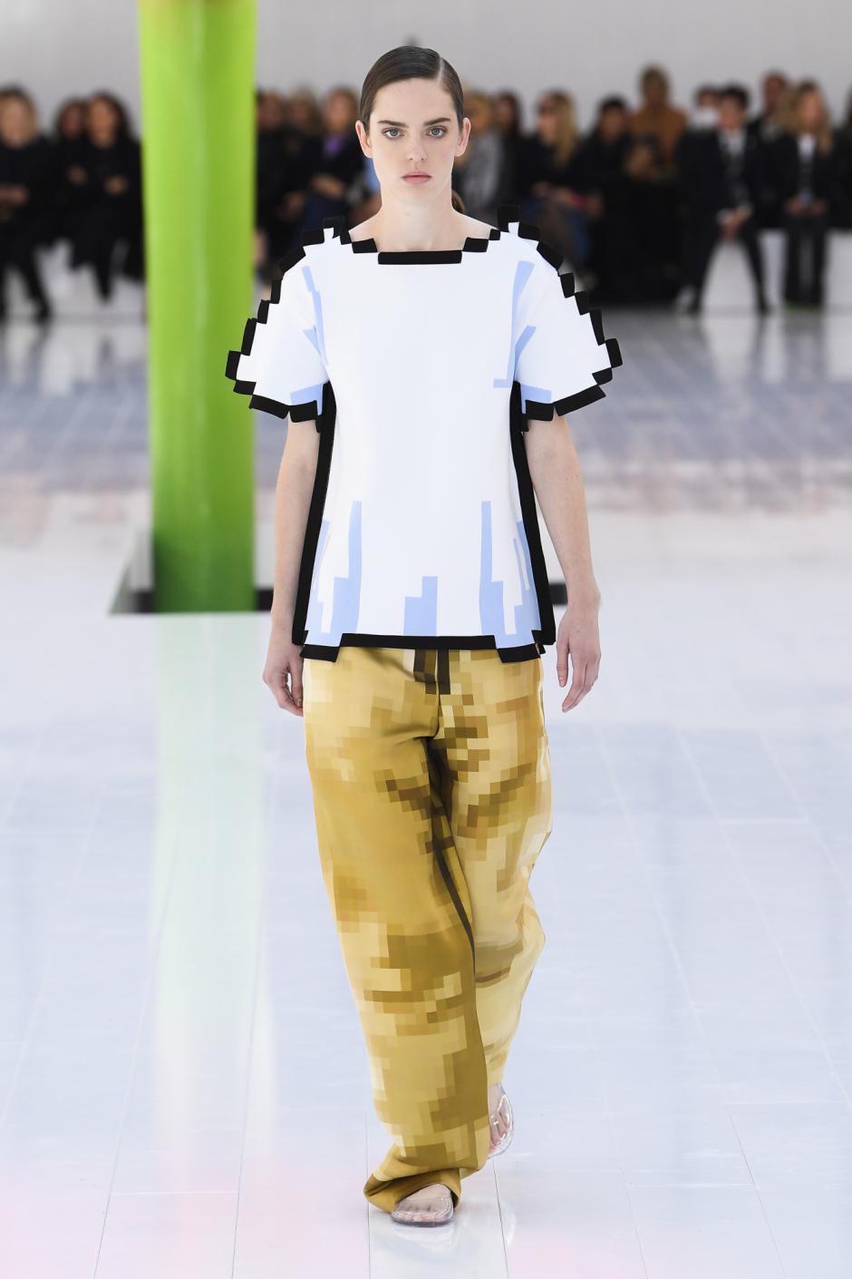 Una modelo luce la ropa que imita los pixeles presentada por Loewe en París