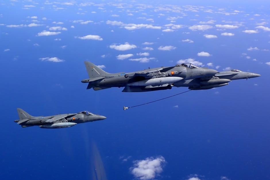 El F/A-18E Super Hornet, adjunto al escuadrón VFA-143 , reabasteciendo de combustible a un Harrier de la Armada española en el aire durante las operaciones combinadas sobre el Mar Mediterráneo