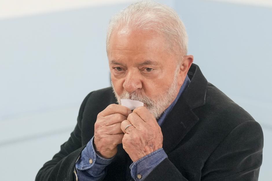 El exvicepresidente Lula besa su voto en el día de las elecciones generales de Brasil, el 2 de octubre de 2022