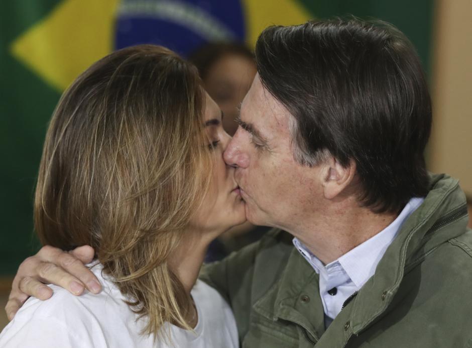 Jair Bolsonaro, presidente de Brasil besa a su mujer Michelle, en la noche de las elecciones de Brasil del 2 de octubre de 2022