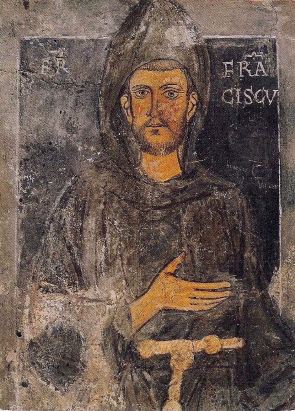 Este simple acontecimiento de escuchar la Palabra del Señor en la iglesia de san Damián esconde un simbolismo profundo. En su sentido inmediato san Francisco es llamado a reparar esta iglesita, pero el estado ruinoso de este edificio es símbolo de la situación dramática e inquietante de la Iglesia en aquel tiempo, con una fe superficial que no conforma y no transforma la vida, con un clero poco celoso, con el enfriamiento del amor; una destrucción interior de la Iglesia que conlleva también una descomposición de la unidad, con el nacimiento de movimientos heréticos. Sin embargo, en el centro de esta Iglesia en ruinas está el Crucifijo y habla: llama a la renovación, llama a Francisco a un trabajo manual para reparar concretamente la iglesita de san Damián, símbolo de la llamada más profunda a renovar la Iglesia de Cristo, con su radicalidad de fe y con su entusiasmo de amor a Cristo. Este acontecimiento, que probablemente tuvo lugar en 1205, recuerda otro acontecimiento parecido que sucedió en 1207: el sueño del Papa Inocencio III, quien en sueños ve que la basílica de San Juan de Letrán, la iglesia madre de todas las iglesias, se está derrumbando y un religioso pequeño e insignificante sostiene con sus hombros la iglesia para que no se derrumbe. Es interesante observar, por una parte, que no es el Papa quien ayuda para que la iglesia no se derrumbe, sino un pequeño e insignificante religioso, que el Papa reconoce en Francisco cuando este lo visita. Inocencio III era un Papa poderoso, de gran cultura teológica y gran poder político; sin embargo, no es él quien renueva la Iglesia, sino el pequeño e insignificante religioso: es san Francisco, llamado por Dios. Pero, por otra parte, es importante observar que san Francisco no renueva la Iglesia sin el Papa o en contra de él, sino sólo en comunión con él. Las dos realidades van juntas: el Sucesor de Pedro, los obispos, la Iglesia fundada en la sucesión de los Apóstoles y el carisma nuevo que el Espíritu Santo crea en ese momento para renovar la Iglesia. En la unidad crece la verdadera renovación.
Volvamos a la vida de san Francisco. Puesto que su padre Bernardone le reprochaba su excesiva generosidad con los pobres, Francisco, ante el obispo de Asís, con un gesto simbólico se despojó de sus vestidos, indicando así que renunciaba a la herencia paterna: como en el momento de la creación, Francisco no tiene nada más que la vida que Dios le ha dado, a cuyas manos se entrega. Desde entonces vivió como un eremita, hasta que, en 1208, tuvo lugar otro acontecimiento fundamental en el itinerario de su conversión. Escuchando un pasaje del Evangelio de san Mateo —el discurso de Jesús a los Apóstoles enviados a la misión—, Francisco se sintió llamado a vivir en la pobreza y a dedicarse a la predicación. Otros compañeros se asociaron a él y en 1209 fue a Roma, para someter al Papa Inocencio III el proyecto de una nueva forma de vida cristiana. Recibió una acogida paterna de aquel gran Pontífice, que, iluminado por el Señor, intuyó el origen divino del movimiento suscitado por Francisco. El "Poverello" de Asís había comprendido que todo carisma que da el Espíritu Santo hay que ponerlo al servicio del Cuerpo de Cristo, que es la Iglesia; por lo tanto, actuó siempre en plena comunión con la autoridad eclesiástica. En la vida de los santos no existe contraste entre carisma profético y carisma de gobierno y, si se crea alguna tensión, saben esperar con paciencia los tiempos del Espíritu Santo.
En realidad, en el siglo XIX y también en el siglo pasado algunos historiadores intentaron crear detrás del Francisco de la tradición, lo que llamaban un Francisco histórico, de la misma manera que detrás del Jesús de los Evangelios se intenta crear lo que llaman el Jesús histórico. Ese Francisco histórico no habría sido un hombre de Iglesia, sino un hombre unido inmediatamente sólo a Cristo, un hombre que quería crear una renovación del pueblo de Dios, sin formas canónicas y sin jerarquía. La verdad es que san Francisco tuvo realmente una relación muy inmediata con Jesús y con la Palabra de Dios, que quería seguir sine glossa, tal como es, en toda su radicalidad y verdad. También es verdad que inicialmente no tenía la intención de crear una Orden con las formas canónicas necesarias, sino que, simplemente, con la Palabra de Dios y la presencia del Señor, quería renovar el pueblo de Dios, convocarlo de nuevo a escuchar la Palabra y a obedecer a Cristo. Además, sabía que Cristo nunca es "mío", sino que siempre es "nuestro"; que a Cristo no puedo tenerlo "yo" y reconstruir "yo" contra la Iglesia, su voluntad y sus enseñanzas; sino que sólo en la comunión de la Iglesia construida sobre la sucesión de los Apóstoles se renueva también la obediencia a la Palabra de Dios.
También es verdad que no tenía intención de crear una nueva Orden, sino solamente renovar el pueblo de Dios para el Señor que viene. Pero entendió con sufrimiento y con dolor que todo debe tener su orden, que también el derecho de la Iglesia es necesario para dar forma a la renovación y así en realidad se insertó totalmente, con el corazón, en la comunión de la Iglesia, con el Papa y con los obispos. Sabía asimismo que el centro de la Iglesia es la Eucaristía, donde el Cuerpo de Cristo y su Sangre se hacen presentes. A través del Sacerdocio, la Eucaristía es la Iglesia. Donde sacerdocio y Cristo y comunión de la Iglesia van juntos, sólo aquí habita también la Palabra de Dios. El verdadero Francisco histórico es el Francisco de la Iglesia y precisamente de este modo habla también a los no creyentes, a los creyentes de otras confesiones y religiones.
Francisco y sus frailes, cada vez más numerosos, se establecieron en "la Porziuncola", o iglesia de Santa María de los Ángeles, lugar sagrado por excelencia de la espiritualidad franciscana. También Clara, una joven de Asís, de familia noble, se unió a la escuela de Francisco. Así nació la Segunda Orden franciscana, la de las clarisas, otra experiencia destinada a dar insignes frutos de santidad en la Iglesia.
También el sucesor de Inocencio III, el Papa Honorio III, con su bula Cum dilecti de 1218 sostuvo el desarrollo singular de los primeros Frailes Menores, que iban abriendo sus misiones en distintos países de Europa, incluso en Marruecos. En 1219 Francisco obtuvo permiso para ir a Egipto a hablar con el sultán musulmán Melek-el-Kâmel, para predicar también allí el Evangelio de Jesús. Deseo subrayar este episodio de la vida de san Francisco, que tiene una gran actualidad. En una época en la cual existía un enfrentamiento entre el cristianismo y el islam, Francisco, armado voluntariamente sólo de su fe y de su mansedumbre personal, recorrió con eficacia el camino del diálogo. Las crónicas nos narran que el sultán musulmán le brindó una acogida benévola y un recibimiento cordial. Es un modelo en el que también hoy deberían inspirarse las relaciones entre cristianos y musulmanes: promover un diálogo en la verdad, en el respeto recíproco y en la comprensión mutua (cf. Nostra aetate, 3). Parece ser que después, en 1220, Francisco visitó la Tierra Santa, plantando así una semilla que daría mucho fruto: en efecto, sus hijos espirituales hicieron de los Lugares donde vivió Jesús un ámbito privilegiado de su misión. Hoy pienso con gratitud en los grandes méritos de la Custodia franciscana de Tierra Santa.
A su regreso a Italia, Francisco encomendó el gobierno de la Orden a su vicario, fray Pietro Cattani, mientras que el Papa encomendó la Orden, que recogía cada vez más adhesiones, a la protección del cardenal Ugolino, el futuro Sumo Pontífice Gregorio IX. Por su parte, el Fundador, completamente dedicado a la predicación, que llevaba a cabo con gran éxito, redactó una Regla, que fue aprobada más tarde por el Papa.
En 1224, en el eremitorio de la Verna, Francisco ve el Crucifijo en la forma de un serafín y en el encuentro con el serafín crucificado recibe los estigmas; así llega a ser uno con Cristo crucificado: un don, por lo tanto, que expresa su íntima identificación con el Señor.
La muerte de Francisco —su transitus— aconteció la tarde del 3 de octubre de 1226, en "la Porziuncola". Después de bendecir a sus hijos espirituales, murió, recostado sobre la tierra desnuda. Dos años más tarde el Papa Gregorio IX lo inscribió en el catálogo de los santos. Poco tiempo después, en Asís se construyó una gran basílica en su honor, que todavía hoy es meta de numerosísimos peregrinos, que pueden venerar la tumba del santo y gozar de la visión de los frescos de Giotto, el pintor que ilustró de modo magnífico la vida de Francisco.
Se ha dicho que Francisco representa un alter Christus, era verdaderamente un icono vivo de Cristo. También fue denominado "el hermano de Jesús". De hecho, este era su ideal: ser como Jesús; contemplar el Cristo del Evangelio, amarlo intensamente, imitar sus virtudes. En particular, quiso dar un valor fundamental a la pobreza interior y exterior, enseñándola también a sus hijos espirituales. La primera Bienaventuranza en el Sermón de la montaña —Bienaventurados los pobres de espíritu, porque de ellos es el reino de los cielos (Mt 5, 3)— encontró una luminosa realización en la vida y en las palabras de san Francisco. Queridos amigos, los santos son realmente los mejores intérpretes de la Biblia; encarnando en su vida la Palabra de Dios, la hacen más atractiva que nunca, de manera que verdaderamente habla con nosotros. El testimonio de Francisco, que amó la pobreza para seguir a Cristo con entrega y libertad totales, sigue siendo también para nosotros una invitación a cultivar la pobreza interior para crecer en la confianza en Dios, uniendo asimismo un estilo de vida sobrio y un desprendimiento de los bienes materiales.
En Francisco el amor a Cristo se expresó de modo especial en la adoración del Santísimo Sacramento de la Eucaristía. En las Fuentes franciscanas se leen expresiones conmovedoras, como esta: "¡Tiemble el hombre todo entero, estremézcase el mundo todo y exulte el cielo cuando Cristo, el Hijo de Dios vivo, se encuentra sobre el altar en manos del sacerdote! ¡Oh celsitud admirable y condescendencia asombrosa! ¡Oh sublime humildad, oh humilde sublimidad: que el Señor del mundo universo, Dios e Hijo de Dios, se humilla hasta el punto de esconderse, para nuestra salvación, bajo una pequeña forma de pan!" (Francisco de Asís, Escritos, Editrici Francescane, Padua 2002, p. 401).
En este Año sacerdotal me complace recordar también una recomendación que Francisco dirigió a los sacerdotes: "Siempre que quieran celebrar la misa ofrezcan purificados, con pureza y reverencia, el verdadero sacrificio del santísimo Cuerpo y Sangre de nuestro Señor Jesucristo" (ib., 399). Francisco siempre mostraba una gran deferencia hacia los sacerdotes, y recomendaba que se les respetara siempre, incluso en el caso de que personalmente fueran poco dignos. Como motivación de este profundo respeto señalaba el hecho de que han recibido el don de consagrar la Eucaristía. Queridos hermanos en el sacerdocio, no olvidemos nunca esta enseñanza: la santidad de la Eucaristía nos pide ser puros, vivir de modo coherente con el Misterio que celebramos.
Del amor a Cristo nace el amor hacia las personas y también hacia todas las criaturas de Dios. Este es otro rasgo característico de la espiritualidad de Francisco: el sentido de la fraternidad universal y el amor a la creación, que le inspiró el célebre Cántico de las criaturas. Es un mensaje muy actual. Como recordé en mi reciente encíclica Caritas in veritate, sólo es sostenible un desarrollo que respete la creación y que no perjudique el medio ambiente (cf. nn. 48-52), y en el Mensaje para la Jornada mundial de la paz de este año subrayé que también la construcción de una paz sólida está vinculada al respeto de la creación. Francisco nos recuerda que en la creación se despliega la sabiduría y la benevolencia del Creador. Él entiende la naturaleza como un lenguaje en el que Dios habla con nosotros, en el que la realidad se vuelve transparente y podemos hablar de Dios y con Dios.