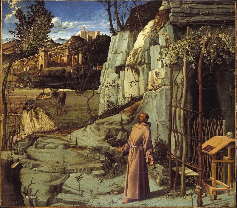 Escuchando un pasaje del Evangelio de san Mateo —el discurso de Jesús a los Apóstoles enviados a la misión—, Francisco se sintió llamado a vivir en la pobreza y a dedicarse a la predicación. Otros compañeros se asociaron a él y en 1209 fue a Roma, para someter al Papa Inocencio III el proyecto de una nueva forma de vida cristiana. Recibió una acogida paterna de aquel gran Pontífice, que, iluminado por el Señor, intuyó el origen divino del movimiento suscitado por Francisco. El "Poverello" de Asís había comprendido que todo carisma que da el Espíritu Santo hay que ponerlo al servicio del Cuerpo de Cristo, que es la Iglesia; por lo tanto, actuó siempre en plena comunión con la autoridad eclesiástica. En la vida de los santos no existe contraste entre carisma profético y carisma de gobierno y, si se crea alguna tensión, saben esperar con paciencia los tiempos del Espíritu Santo. En realidad, en el siglo XIX y también en el siglo pasado algunos historiadores intentaron crear detrás del Francisco de la tradición, lo que llamaban un Francisco histórico, de la misma manera que detrás del Jesús de los Evangelios se intenta crear lo que llaman el Jesús histórico. Ese Francisco histórico no habría sido un hombre de Iglesia, sino un hombre unido inmediatamente sólo a Cristo, un hombre que quería crear una renovación del pueblo de Dios, sin formas canónicas y sin jerarquía. La verdad es que san Francisco tuvo realmente una relación muy inmediata con Jesús y con la Palabra de Dios, que quería seguir sine glossa, tal como es, en toda su radicalidad y verdad. También es verdad que inicialmente no tenía la intención de crear una Orden con las formas canónicas necesarias, sino que, simplemente, con la Palabra de Dios y la presencia del Señor, quería renovar el pueblo de Dios, convocarlo de nuevo a escuchar la Palabra y a obedecer a Cristo. Además, sabía que Cristo nunca es "mío", sino que siempre es "nuestro"; que a Cristo no puedo tenerlo "yo" y reconstruir "yo" contra la Iglesia, su voluntad y sus enseñanzas; sino que sólo en la comunión de la Iglesia construida sobre la sucesión de los Apóstoles se renueva también la obediencia a la Palabra de Dios. También es verdad que no tenía intención de crear una nueva Orden, sino solamente renovar el pueblo de Dios para el Señor que viene. Pero entendió con sufrimiento y con dolor que todo debe tener su orden, que también el derecho de la Iglesia es necesario para dar forma a la renovación y así en realidad se insertó totalmente, con el corazón, en la comunión de la Iglesia, con el Papa y con los obispos. Sabía asimismo que el centro de la Iglesia es la Eucaristía, donde el Cuerpo de Cristo y su Sangre se hacen presentes. A través del Sacerdocio, la Eucaristía es la Iglesia. Donde sacerdocio y Cristo y comunión de la Iglesia van juntos, sólo aquí habita también la Palabra de Dios. El verdadero Francisco histórico es el Francisco de la Iglesia y precisamente de este modo habla también a los no creyentes, a los creyentes de otras confesiones y religiones. Francisco y sus frailes, cada vez más numerosos, se establecieron en "la Porziuncola", o iglesia de Santa María de los Ángeles, lugar sagrado por excelencia de la espiritualidad franciscana. También Clara, una joven de Asís, de familia noble, se unió a la escuela de Francisco. Así nació la Segunda Orden franciscana, la de las clarisas, otra experiencia destinada a dar insignes frutos de santidad en la Iglesia. También el sucesor de Inocencio III, el Papa Honorio III, con su bula Cum dilecti de 1218 sostuvo el desarrollo singular de los primeros Frailes Menores, que iban abriendo sus misiones en distintos países de Europa, incluso en Marruecos. En 1219 Francisco obtuvo permiso para ir a Egipto a hablar con el sultán musulmán Melek-el-Kâmel, para predicar también allí el Evangelio de Jesús. Deseo subrayar este episodio de la vida de san Francisco, que tiene una gran actualidad. En una época en la cual existía un enfrentamiento entre el cristianismo y el islam, Francisco, armado voluntariamente sólo de su fe y de su mansedumbre personal, recorrió con eficacia el camino del diálogo. Las crónicas nos narran que el sultán musulmán le brindó una acogida benévola y un recibimiento cordial. Es un modelo en el que también hoy deberían inspirarse las relaciones entre cristianos y musulmanes: promover un diálogo en la verdad, en el respeto recíproco y en la comprensión mutua (cf. Nostra aetate, 3). Parece ser que después, en 1220, Francisco visitó la Tierra Santa, plantando así una semilla que daría mucho fruto: en efecto, sus hijos espirituales hicieron de los Lugares donde vivió Jesús un ámbito privilegiado de su misión. Hoy pienso con gratitud en los grandes méritos de la Custodia franciscana de Tierra Santa. A su regreso a Italia, Francisco encomendó el gobierno de la Orden a su vicario, fray Pietro Cattani, mientras que el Papa encomendó la Orden, que recogía cada vez más adhesiones, a la protección del cardenal Ugolino, el futuro Sumo Pontífice Gregorio IX. Por su parte, el Fundador, completamente dedicado a la predicación, que llevaba a cabo con gran éxito, redactó una Regla, que fue aprobada más tarde por el Papa. En 1224, en el eremitorio de la Verna, Francisco ve el Crucifijo en la forma de un serafín y en el encuentro con el serafín crucificado recibe los estigmas; así llega a ser uno con Cristo crucificado: un don, por lo tanto, que expresa su íntima identificación con el Señor. La muerte de Francisco —su transitus— aconteció la tarde del 3 de octubre de 1226, en "la Porziuncola". Después de bendecir a sus hijos espirituales, murió, recostado sobre la tierra desnuda. Dos años más tarde el Papa Gregorio IX lo inscribió en el catálogo de los santos. Poco tiempo después, en Asís se construyó una gran basílica en su honor, que todavía hoy es meta de numerosísimos peregrinos, que pueden venerar la tumba del santo y gozar de la visión de los frescos de Giotto, el pintor que ilustró de modo magnífico la vida de Francisco. Se ha dicho que Francisco representa un alter Christus, era verdaderamente un icono vivo de Cristo. También fue denominado "el hermano de Jesús". De hecho, este era su ideal: ser como Jesús; contemplar el Cristo del Evangelio, amarlo intensamente, imitar sus virtudes. En particular, quiso dar un valor fundamental a la pobreza interior y exterior, enseñándola también a sus hijos espirituales. La primera Bienaventuranza en el Sermón de la montaña —Bienaventurados los pobres de espíritu, porque de ellos es el reino de los cielos (Mt 5, 3)— encontró una luminosa realización en la vida y en las palabras de san Francisco. Queridos amigos, los santos son realmente los mejores intérpretes de la Biblia; encarnando en su vida la Palabra de Dios, la hacen más atractiva que nunca, de manera que verdaderamente habla con nosotros. El testimonio de Francisco, que amó la pobreza para seguir a Cristo con entrega y libertad totales, sigue siendo también para nosotros una invitación a cultivar la pobreza interior para crecer en la confianza en Dios, uniendo asimismo un estilo de vida sobrio y un desprendimiento de los bienes materiales. En Francisco el amor a Cristo se expresó de modo especial en la adoración del Santísimo Sacramento de la Eucaristía. En las Fuentes franciscanas se leen expresiones conmovedoras, como esta: "¡Tiemble el hombre todo entero, estremézcase el mundo todo y exulte el cielo cuando Cristo, el Hijo de Dios vivo, se encuentra sobre el altar en manos del sacerdote! ¡Oh celsitud admirable y condescendencia asombrosa! ¡Oh sublime humildad, oh humilde sublimidad: que el Señor del mundo universo, Dios e Hijo de Dios, se humilla hasta el punto de esconderse, para nuestra salvación, bajo una pequeña forma de pan!" (Francisco de Asís, Escritos, Editrici Francescane, Padua 2002, p. 401). En este Año sacerdotal me complace recordar también una recomendación que Francisco dirigió a los sacerdotes: "Siempre que quieran celebrar la misa ofrezcan purificados, con pureza y reverencia, el verdadero sacrificio del santísimo Cuerpo y Sangre de nuestro Señor Jesucristo" (ib., 399). Francisco siempre mostraba una gran deferencia hacia los sacerdotes, y recomendaba que se les respetara siempre, incluso en el caso de que personalmente fueran poco dignos. Como motivación de este profundo respeto señalaba el hecho de que han recibido el don de consagrar la Eucaristía. Queridos hermanos en el sacerdocio, no olvidemos nunca esta enseñanza: la santidad de la Eucaristía nos pide ser puros, vivir de modo coherente con el Misterio que celebramos. Del amor a Cristo nace el amor hacia las personas y también hacia todas las criaturas de Dios. Este es otro rasgo característico de la espiritualidad de Francisco: el sentido de la fraternidad universal y el amor a la creación, que le inspiró el célebre Cántico de las criaturas. Es un mensaje muy actual. Como recordé en mi reciente encíclica Caritas in veritate, sólo es sostenible un desarrollo que respete la creación y que no perjudique el medio ambiente (cf. nn. 48-52), y en el Mensaje para la Jornada mundial de la paz de este año subrayé que también la construcción de una paz sólida está vinculada al respeto de la creación. Francisco nos recuerda que en la creación se despliega la sabiduría y la benevolencia del Creador. Él entiende la naturaleza como un lenguaje en el que Dios habla con nosotros, en el que la realidad se vuelve transparente y podemos hablar de Dios y con Dios.