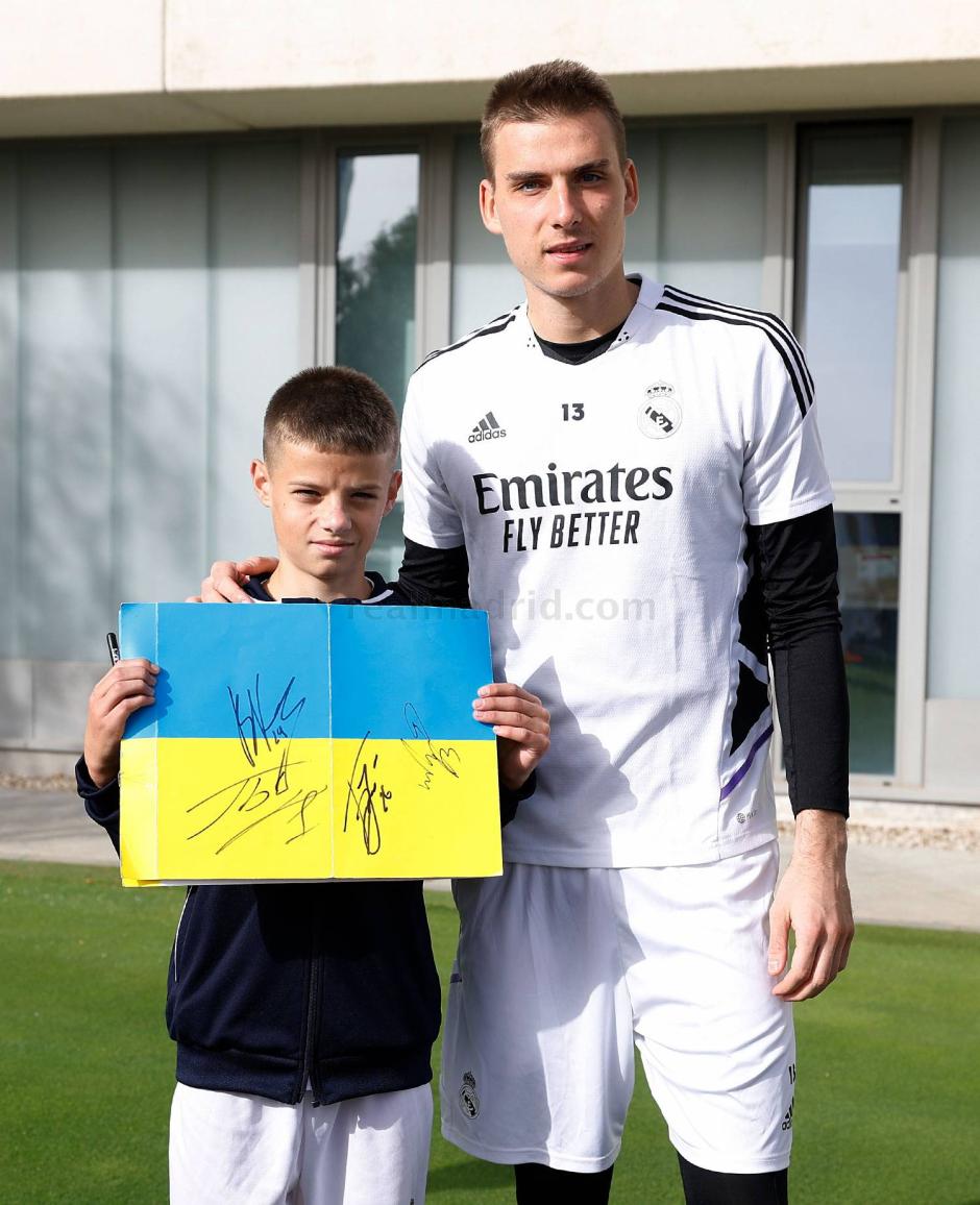 Lunin recibió este lunes en la Ciudad Deportiva a un grupo de niños ucranianos
