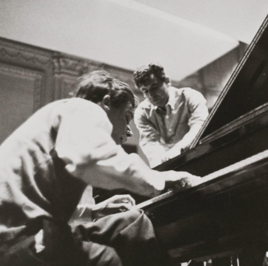 Glenn Gould (al piano) y Leonard Bernstein