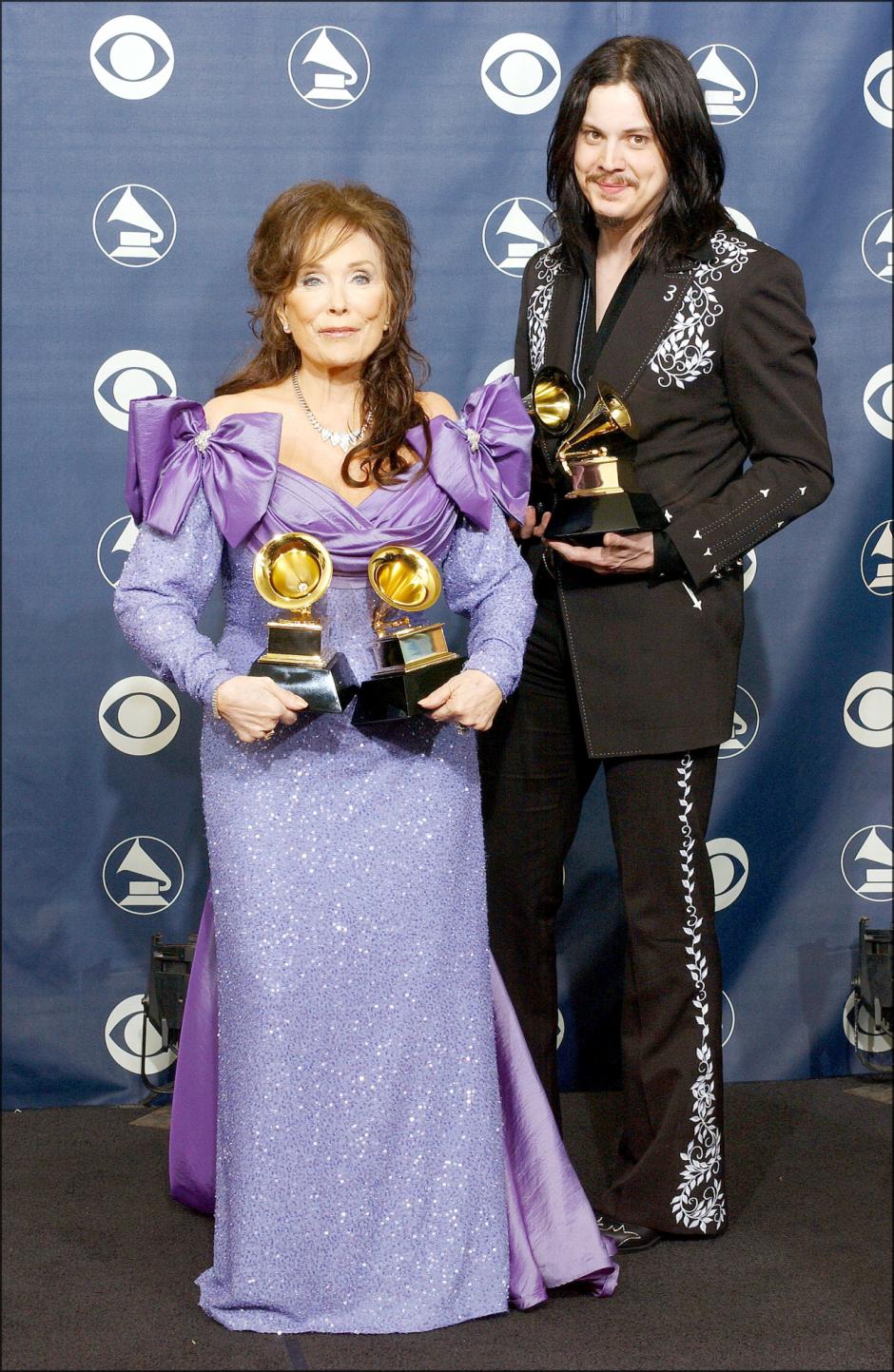 Loretta Lynn y Jack White con sus premios Grammy en 2005