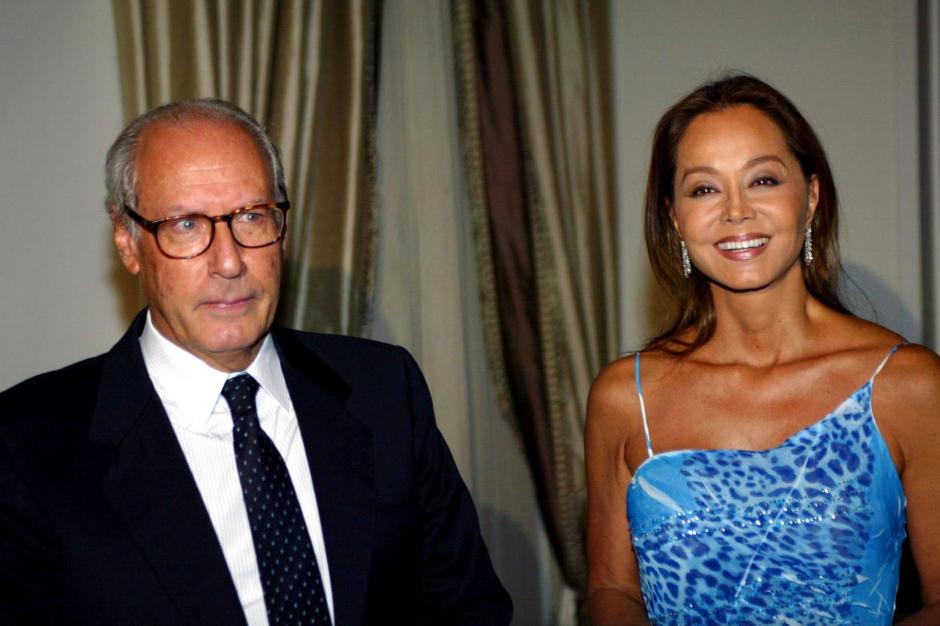PRESENTACION PERFUME "GLAMOUROUS" , MADRID
 EN LA FOTO , ISABEL PREYSLER CON SU MARIDO MIGUEL BOYER .
RN / AG / SC / ©KORPA
11/04/02 MADRID *** Local Caption *** FAMOUS PEOPLE IN A PARTY CELEBRATED AT THE EEUU EMBASSY