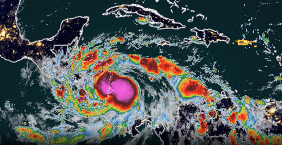 El huracán Julia atravesará este domingo Nicaragua y luego desde el Pacífico afectará a El Salvador y Guatemala