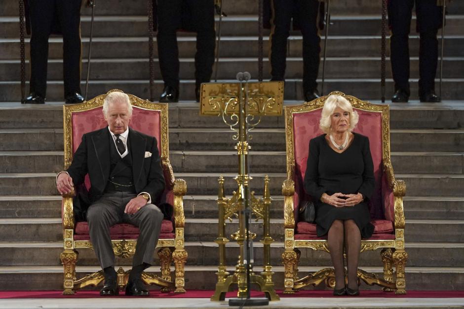 El Rey Carlos III y su mujer Camila de Cornualles, la que será reina consorte