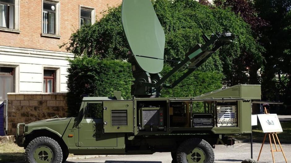Un Vamtac del Ejército de Tierra con un satélite