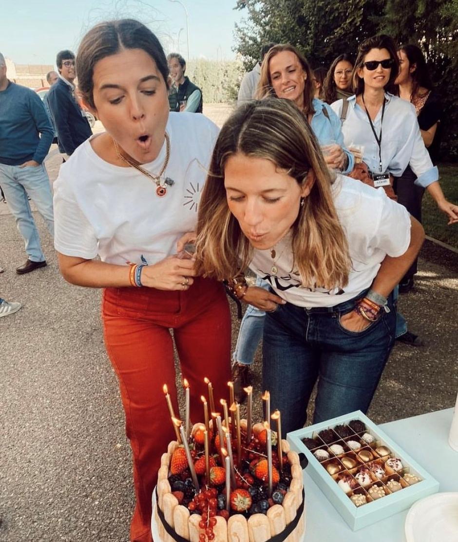Casilda y Ana Finat, celebrando su cumpleaños durante el Seminario de Vida en el Espíritu