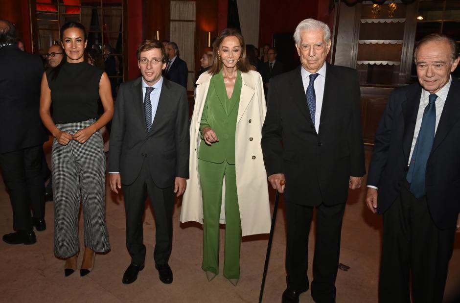 Writer Mario Vargas Llosa ,  ,Isabel Preysler, Begoña Villacis and politician Jose Luis Martinez Almeida during Madrileño del Año 2022 awards in Madrid on Monday, 10 October 2022.