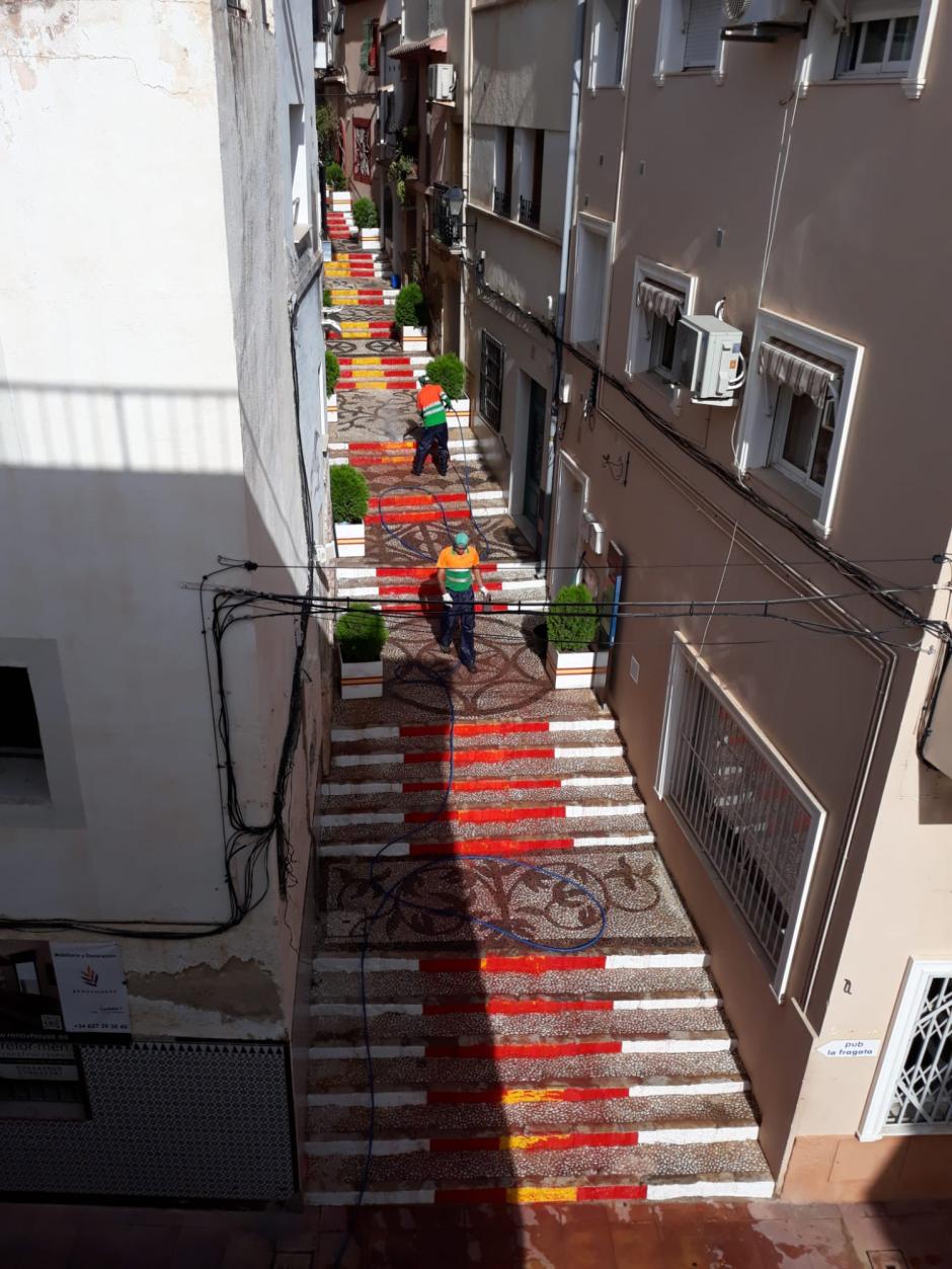 Los operarios del Ayuntamiento vuelven a pintar la bandera nacional tras el ataque