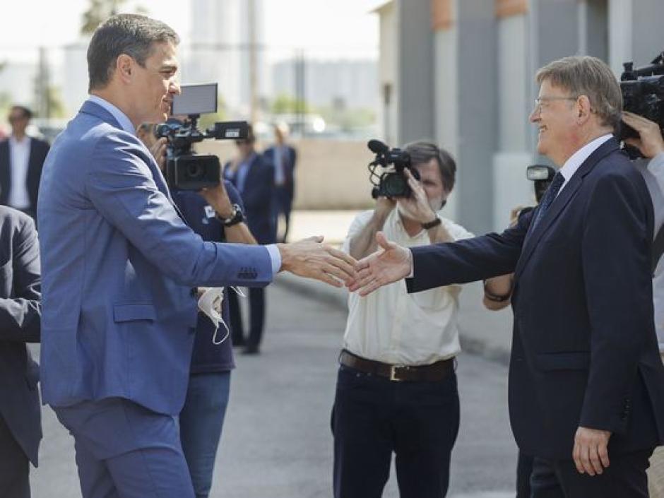 Pedro Sánchez y Ximo Puig se saludan en Alicante