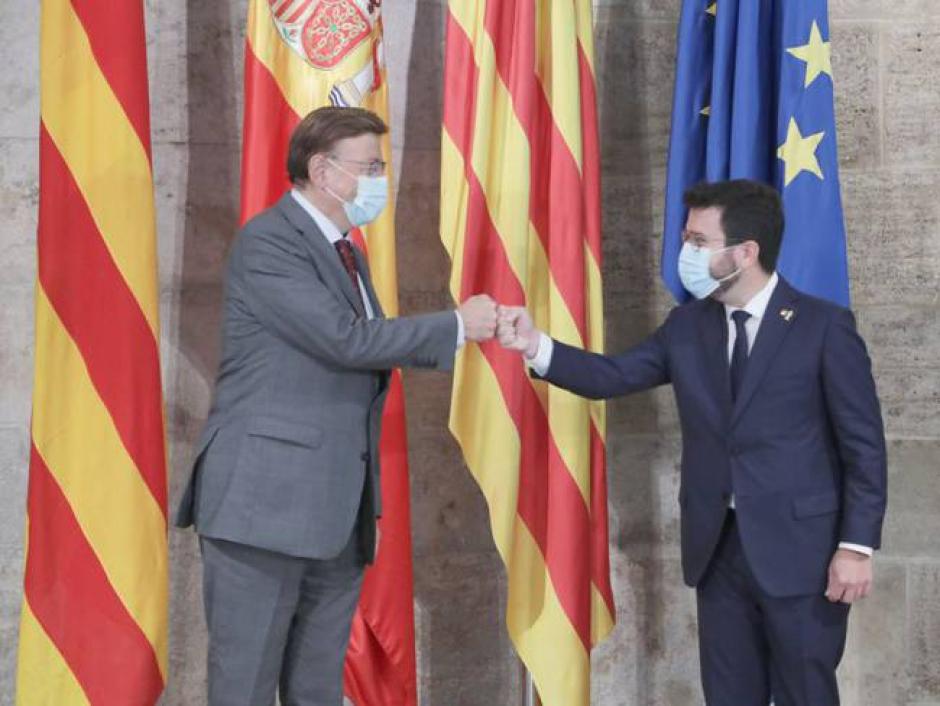 El presidente valenciano, Ximo Puig, y el catalán, Pere Aragonés, se saludan antes de una reunión conjunta.