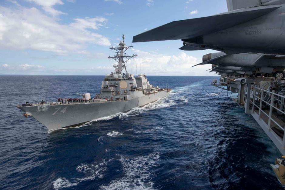 Los barcos #USSGeraldRFord y #USNavy realizaron una operación de reaprovisionamiento dual y una operación de abastecimiento de combustible en la parte alta #seas .