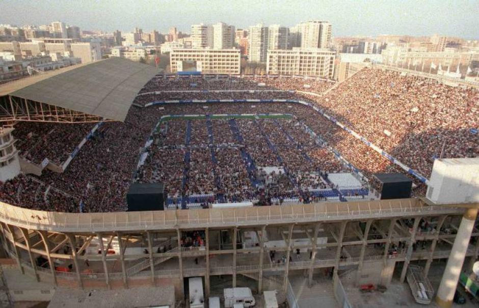 Imagen del mitin del Partido Popular en el estadio de Mestalla en 1996.