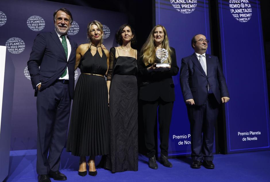 Las escritoras Luz Gabás, ganadora, y Cristina Campos (c), finalista, posan con el ministro de Cultura, Miquel Iceta (d), la vicepresidenta segunda y ministra de Trabajo y Economía Social, Yolanda Diaz (2-i), y el presidente del Grupo Planeta, José Creuheras (i), durante la gala celebrada este sábado en Barcelona