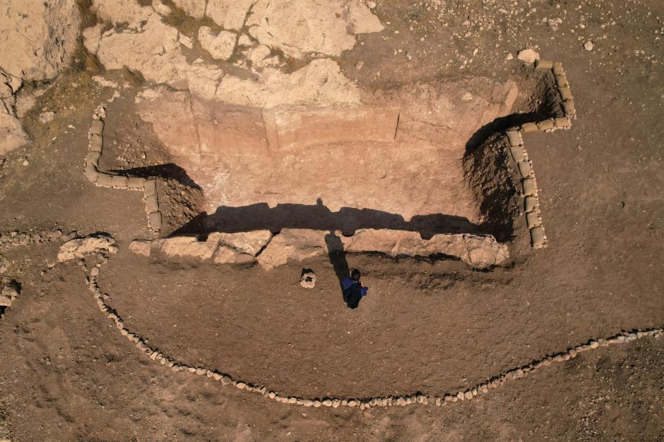 An aerial picture shows a view of a dig revealing an ancient irrigation canal lined with rock carvings dating back to Assyrian times, in the archaeological site of Faydeh (Faida) in the mountains near the town of the same name in the autonomous Kurdish region of Iraq, on October 16, 2022, during the opening of the first phase of a planned archaeological park in Iraqi Kurdistan. (Photo by Ismael ADNAN / AFP)