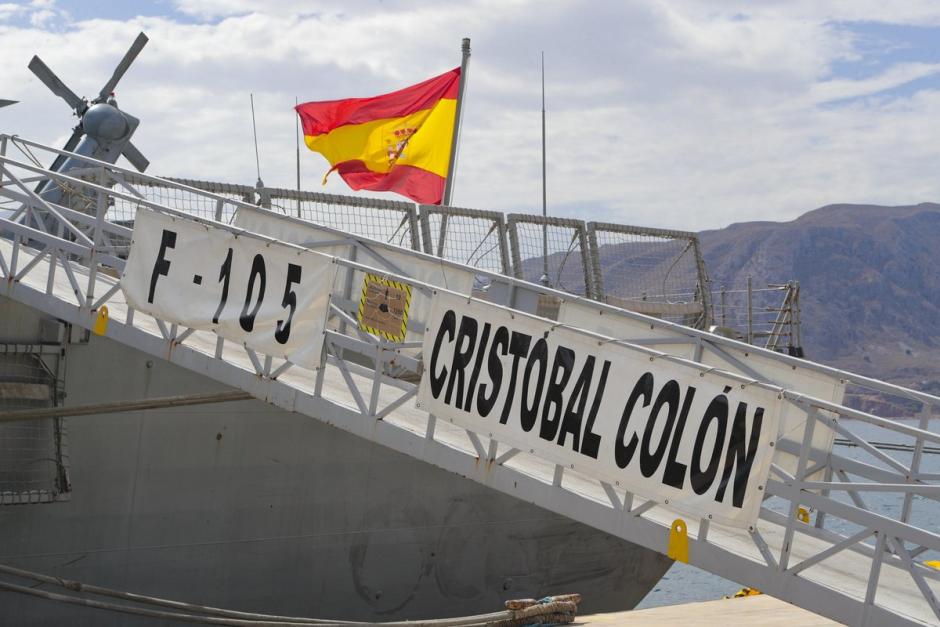 La bandera española, en la fragata F-105 Cristóbal Colón, la más potente de la Armada