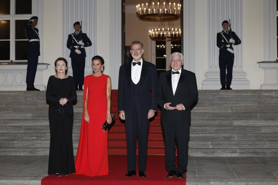 Los reyes Felipe VI (2i) y Letizia (2d) posan junto al presidente de la República Federal de Alemania, Frank-Walter Steinmeier (i) y su mujer Elke Büdenbender, a su llegada a la cena en honor a los monarcas españoles celebrada este lunes en Berlín (Alemania)