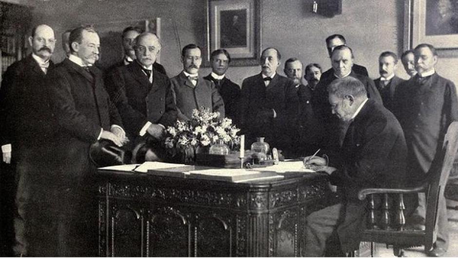 Firma del Tratado de París por el que se puso fin a la Guerra Hispanoamérica entre EE.UU. y España, el 10 de diciembre de 1898