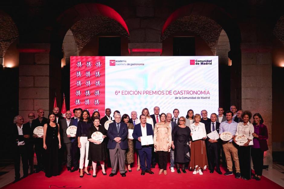 Los premiados de los VI Premios de Gastronomía de la Comunidad de Madrid posan junto a las autoridades