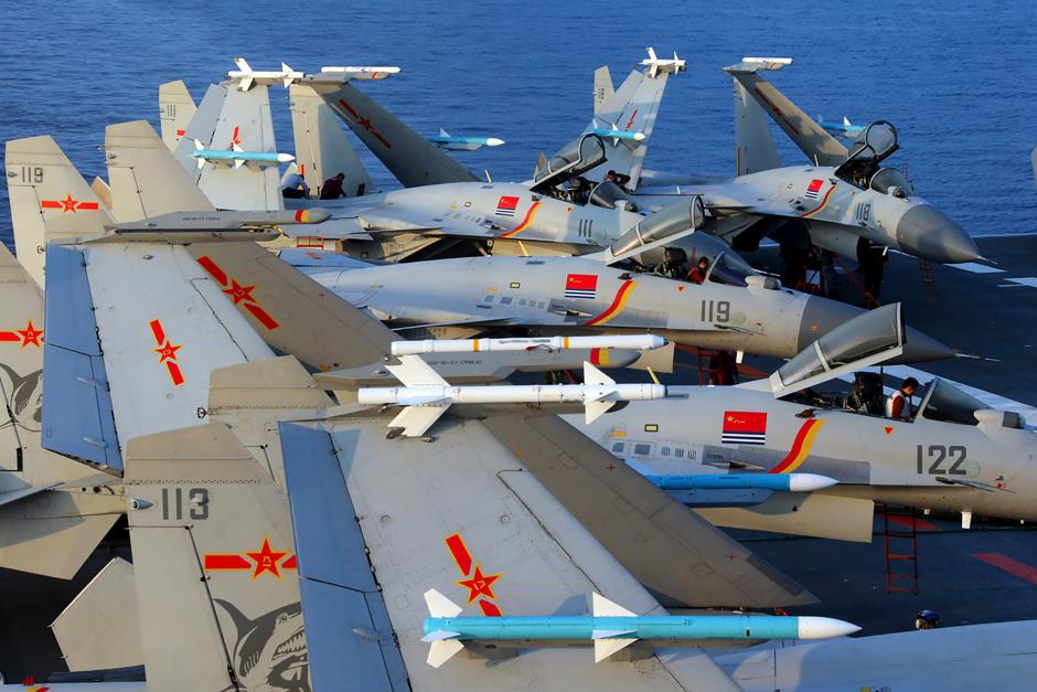 Aviones de combate J-15 en el portaaviones operativo de China, el Liaoning, durante un simulacro en 2018