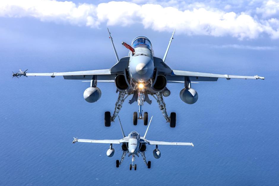 Dos cazas F-18 del Ejército del Aire en vuelo en Gran Canaria