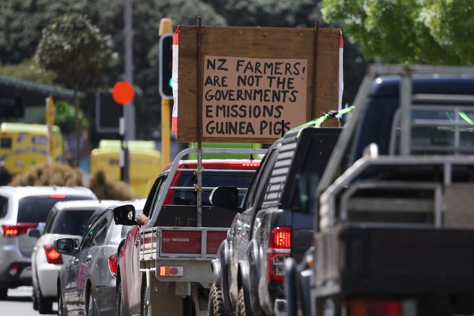 Esta imagen muestra un letrero en un vehículo durante una protesta contra los planes del gobierno de gravar las emisiones de los animales de granja